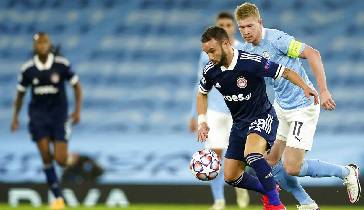Pemain Manchester City Kevin De Bruyne (kanan) berebut bola dengan pemain Olympiacos Mathieu Valbuena pada pertandingan Grup C Liga Champions di Etihad Stadium di Manchester, Inggris, Selasa (3/11/2020). Manchester City mencukur Olympiacos dengan skor 3-0. (AP Photo/Dave Thompson)