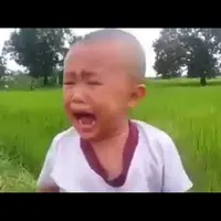 Setelah melempar tanah ke orang di depannya, bocah ini 'nyungsep' ke sawah dengan posisi kepala duluan.