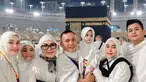 Ayu mengajak adiknya, Assyifa Nuraini, bersama suami dan anaknya, serta kedua orang tuanya, Abdul Rozak dan Umi Kalsum. Rombongan umroh ini juga melibatkan beberapa karyawan Ayu, sehingga total mencapai 16 orang. Kebersamaan ini menjadikan perjalanan mereka terasa istimewa dan bermakna. (Liputan6.com/IG/@ayutingting92)