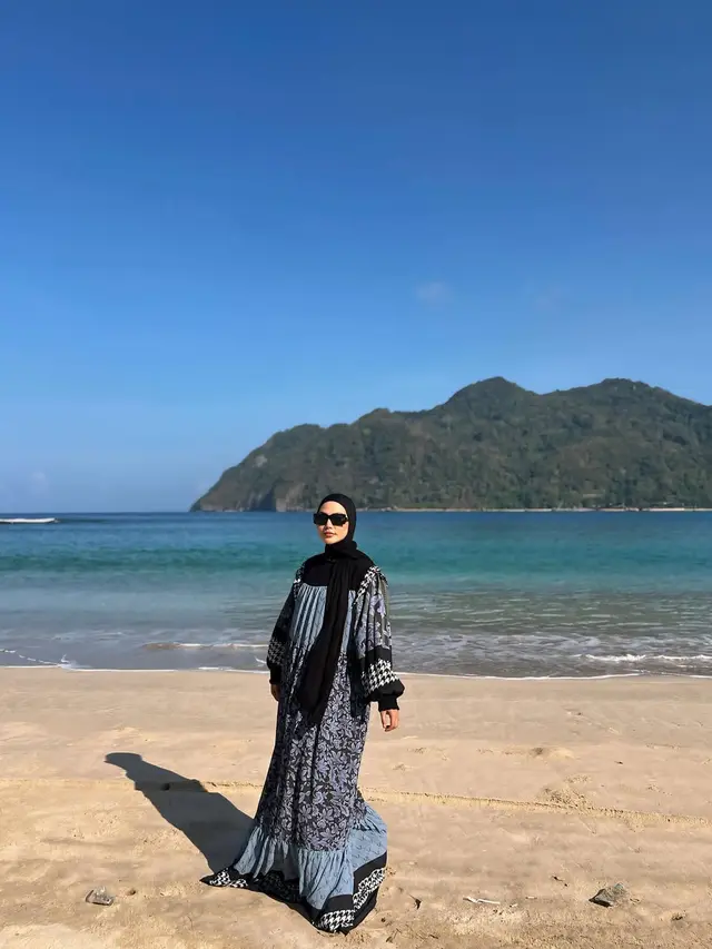 4 Potret Model Gamis Batik Dara Arafah, Inspirasi Tampil Anggun dan Modern