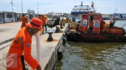 Perahu UPK Pesisir dan Pantai dikerahkan untuk membersihkan sampah di Dermaga Kali Adem, Jakarta, Kamis (14/4/2016). Kurangnya pemahaman warga tentang kebersihan lingkungan membuat Dermaga Kali Adem kerap dipenuhi sampah. (Liputan6.com/Yoppy Renato)