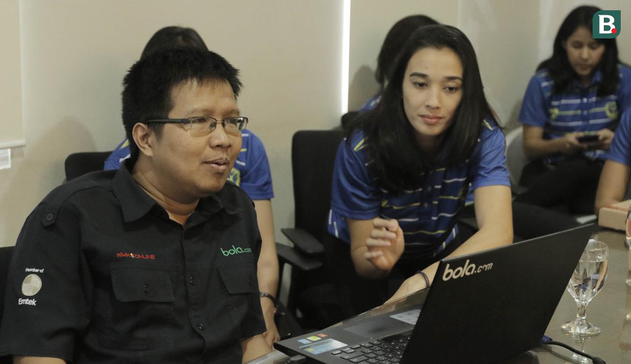 Editor Senior Bola.com, Nurfahmi Budi, bersama pebasket Merpati Bali, Helena Tumbelaka, di kantor Bola.com, Jakarta, Jumat (16/3/2018). Penggawa Merpati Bali berbagi cerita tentang persiapan Srikandi Cup 2018 seri ketiga. (Bola.com/M Iqbal Ichsan)