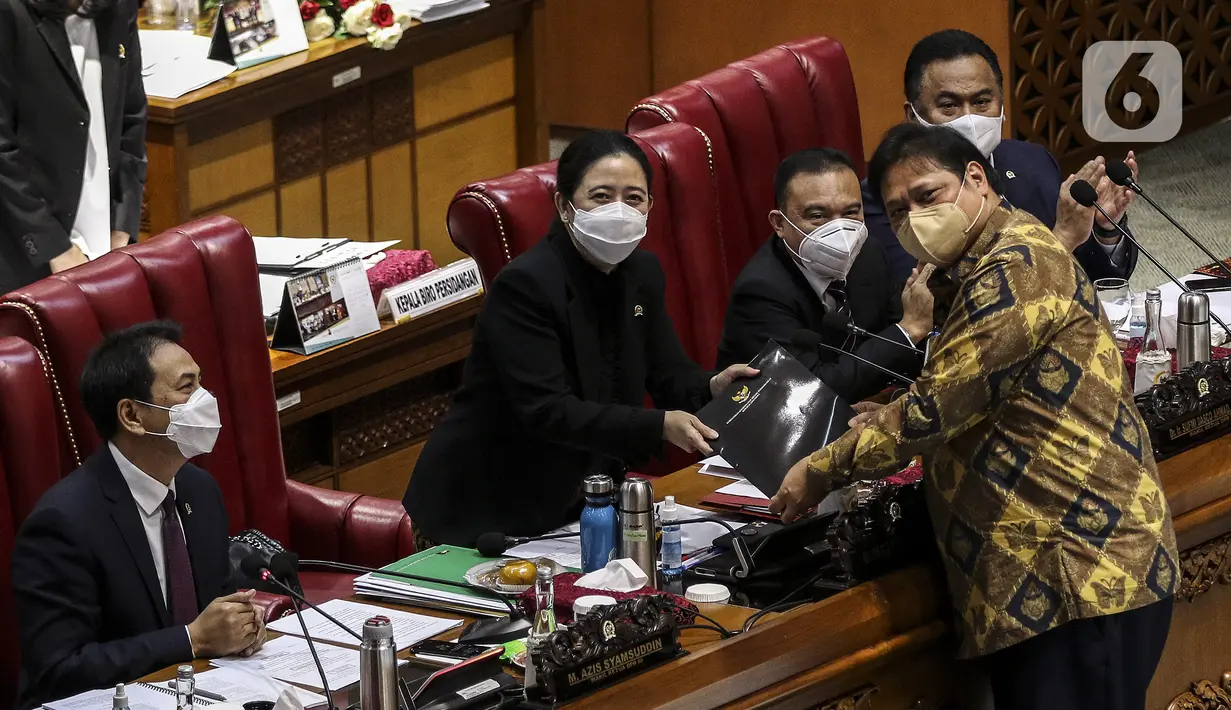 Menko Perekonomian Airlangga Hartarto (kanan) memberikan pandangan akhir pemerintah mengenai UU Omnibus Law Cipta Kerja kepada Ketua DPR Puan Maharani saat Rapat Paripurna di Kompleks Parlemen, Jakarta (5/10/2020). (Liputan6.com/Johan Tallo)