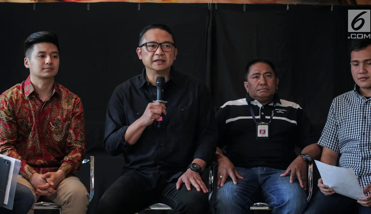 Dirut Garuda Indonesia I Gusti Ngurah Askhara Danadiputra (dua kiri) memberi keterangan pers terkait kisruh Garuda Indonesia dengan youtuber Rius Vernandes, Jakarta, Jumat (19/7/2019). Garuda Indonesia dan Rius Vernandes resmi berdamai. (Liputan6.com/Faizal Fanani)