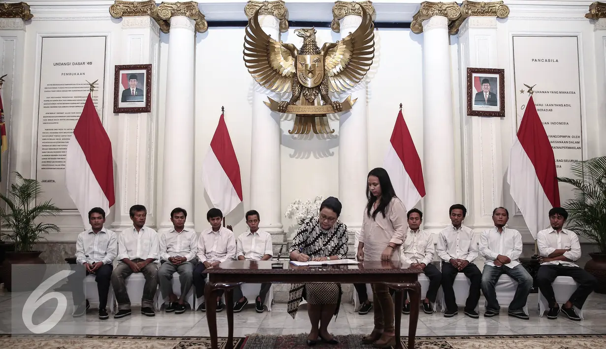 Menlu Retno Marsudi menandatangani serah terima kepada keluarga di kantor Kementerian Luar Negeri, Jakarta, Senin (2/5). Kedatangan 10 WNI Sandera Abu Sayyaf  tersebut untuk diserahterimakan kepada Keluarga. (Liputan6.com/Faizal Fanani)