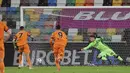 Penyerang Juventus, Cristiano Ronaldo saat mencetak gol lewat titik penalti menit 83 pada pertandingan Liga Italia di di stadion Dacia Arena di Udine, Italia, Senin (3/5/2021). Tambahan tiga poin membuat Juventus naik ke posisi tiga klasemen dengan 69 poin. (Andrea Bressanutti/LaPresse via AP)