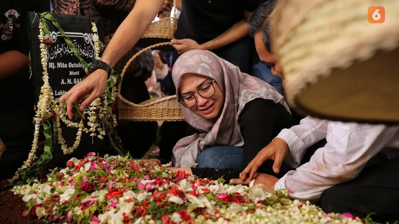 [Bintang] Pemakaman Istri Indro Warkop