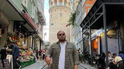 Mengunggah lima foto dengan lokasi di sekitar Galata Tower Istanbul, Turki atau Turkiye, Joko Anwar mencuit ringkas pada 14 September 2022, “Getaway sebentar yang sangat dibutuhkan daripada meninggoy.” Dalam foto, Joko Anwar mengenakan kaus putih berbalut kemeja lengan panjang hijau yang disingsingkan. Celana panjang hitam, sneakers, berikut koper silver menyempurnakan penampilannya. (Foto: Dok. Instagram @jokoanwar)