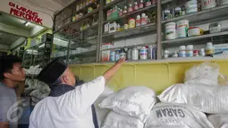 Petugas dari Dinas KUMKMP DKI Jakarta memeriksa bahan kimia di toko kawasan Kramat, Jakarta, Kamis (19/4). Kegiatan ini dilakukan untuk mendata bahan kimia yang beredar di masyarakat. (Liputan6.com/Faizal Fanani)