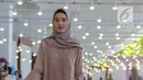 Model membawakan busana karya desainer Intan Kusuma dan Atina Maulia di Akuatik GBK Senayan, Jakarta, Kamis (2/5/2019). Sebanyak 30 koleksi busana hijab dengan nama Vanilla Raya diperagakan menyambut bulan suci Ramadan. (Liputan6.com/Fery Pradolo)