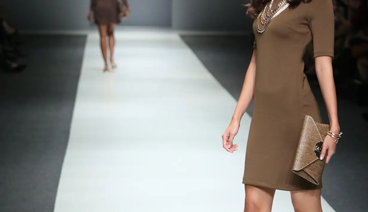 Model membawakan busana rancangan matahari department store di Jakarta Fashion Week (JFW) 2016, Senayan City, Jakarta (27/10). Matahari menawarkan tren terkini untuk kategori pakaian dan mode, produk-produk kecantikan. (Liputan6.com/Herman Zakharia)