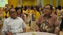 Ketua DPP Partai Golkar Aburizal Bakrie bersama Menteri Keuangan Bambang Brodjonegoro saat menghadiri seminar bertema 'Kemampuan Pemenuhan Target Pembangunan dalam APBN 2016, Jakarta, Rabu (11/11/2015). (Liputan6.com/Johan Tallo)
