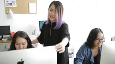 Wanita kreatif yang bergerak dibidang entrepreneurship dengan omset ratusan juta rupiah