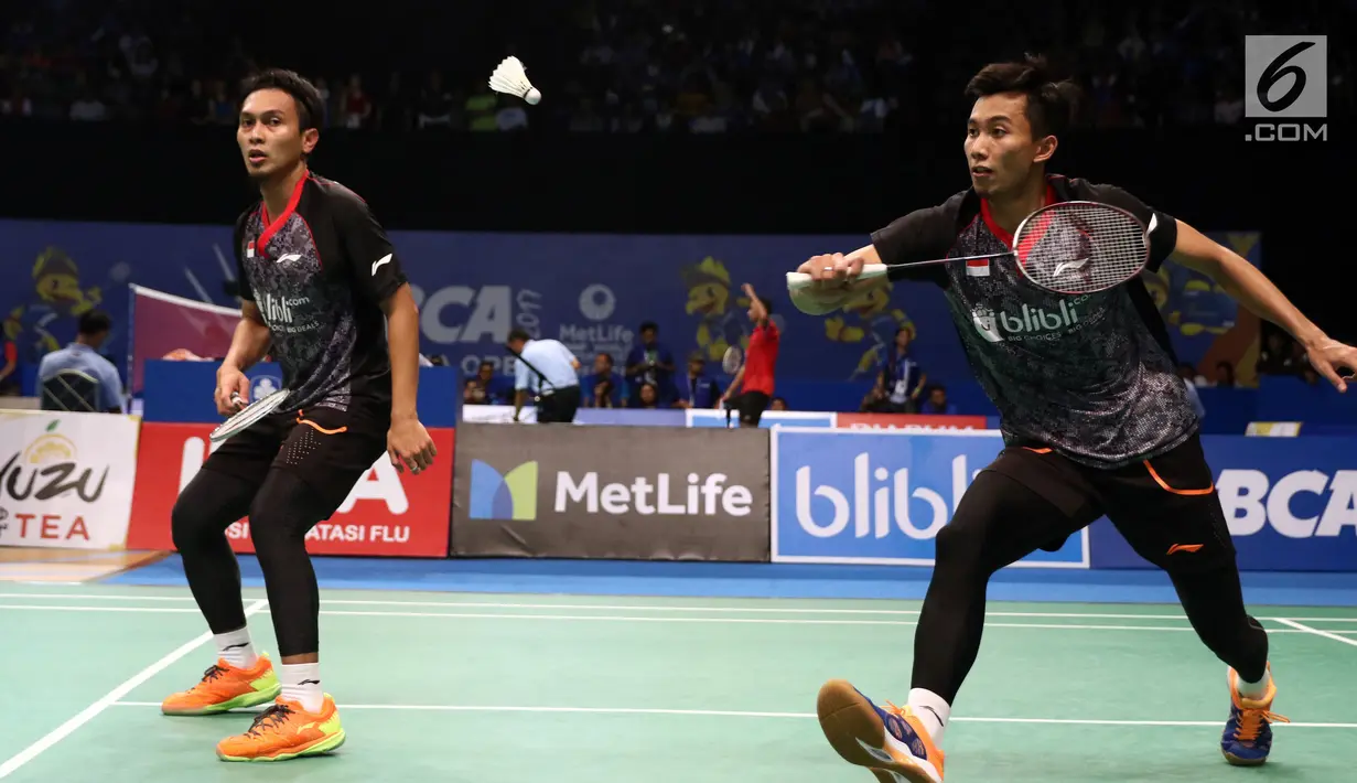 Ganda Putra Indonesia, Mohammad Ahsan/Rian Agung Saputro mengembalikan kok ke arah K Kedren/D Puavaranukroh (Thailand) di babak pertama Indonesia Open 2017, Jakarta, Rabu (14/6). M Ahsan/Rian kalah 21-19 17-21 21-18. (Liputan6.com/Helmi Fithriansyah)