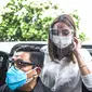 Selebritas Gisella Anastasia atau Gisel (kanan) didampingi pengacaranya tiba di Gedung Ditreskrimsus Polda Metro Jaya, Jakarta, Rabu (23/12/2020). Polisi kembali memanggil Gisel untuk pemeriksaan kasus video syur mirip dirinya. (Liputan6.com/Faizal Fanani)