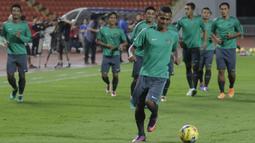 Abduh Lestaluhu terlihat menikmati sesi uji coba lapangan di Stadion Rajamangala, Thailand, (16/12/2016). (Bola.com/Vitalis Yogi Trisna)