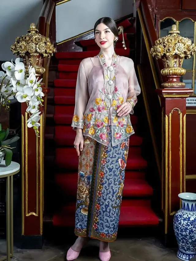 Kebaya lebaran Anemone Silk Organdy Kebaya by Roemah Kebaya Vielga (Sumber: Instagram/roemahkebaya_catalogue)
