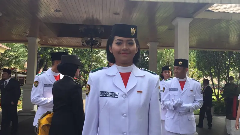 Fariza Putri Salsabila terpilih sebagai pembawa baki Bendera Merah Putih saat upacara pengibaran