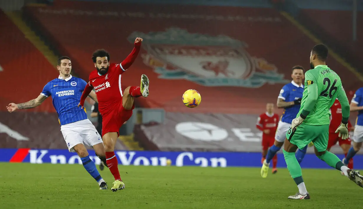 Penjaga gawang Brighton Robert Sanchez menggagalkan upaya mencetak gol pemian Liverpool Mohamed Salah (kiri) pada pertandingan Liga Inggris di Anfield Stadium, Liverpool, Inggris, Rabu (3/2/2021). Brighton menang 1-0. (Phil Noble/Pool via AP)