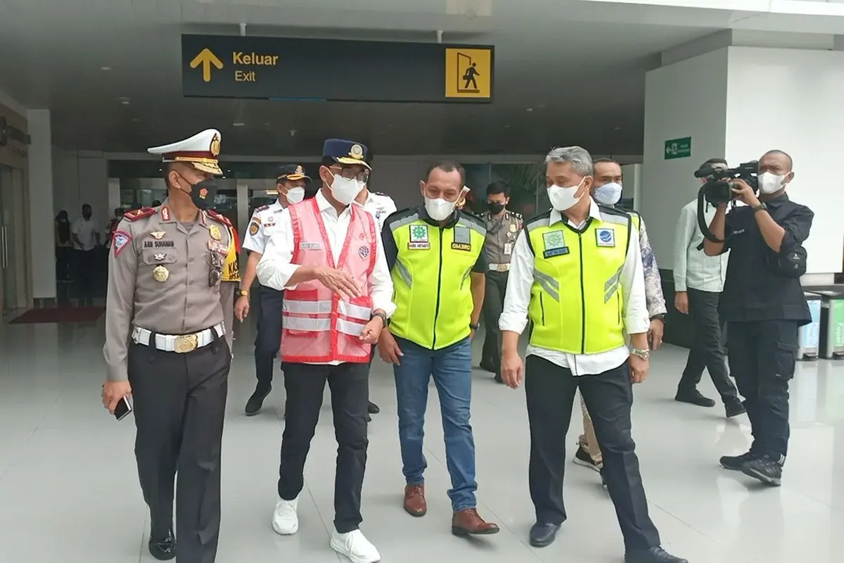 Menteri Perhubungan Budi Karya Sumadi meminta meminta truk-truk pengangkut logistik untuk bergeser ke pelabuhan Indah Kiat untuk mengurai kepadatan di pelabuhan Merak, Banten.