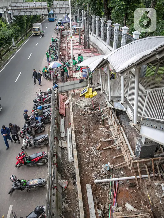 Suasana lalu lintas di sekitar lokasi pembangunan selter di kawasan Stasiun Palmerah, Jakarta, Selasa (2/2/2021). Penataan kawasan Stasiun Palmerah mencakup pembangunan selter untuk bus, angkot, dan ojek online. (Liputan6.com/Faizal Fanani)