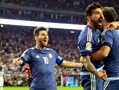 Penyerang Argentina, Gonzalo Higuain (kanan) merayakan gol bersama Ezequiel Lavezzi (tengah) dan Lionel Messi pada pertandingan semifinal Copa America Centenario 2016 melawan Amerika Serikat di Stadion NRG, (21/6). (Kevin Jairaj-USA TODAY Sports)