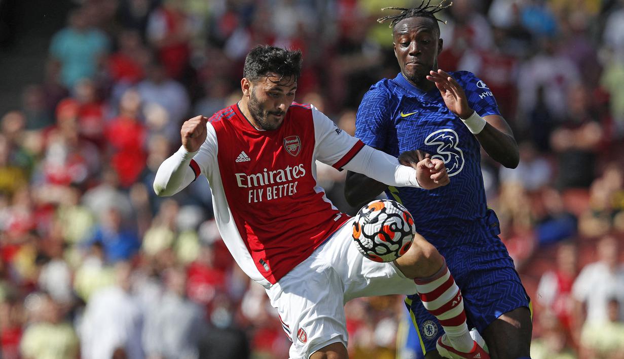 <p>Sead Kolasinac. Bek kiri Bosnia berusia 28 tahun ini didatangkan Arsenal dari Schalke pada awal musim 2017/2018 dengan status bebas transfer dan terikat kontrak selama 5 musim. Di musim keempatnya pada tengah musim 2020/2021 ia dipinjamkan selama setengah musim ke klub lamanya Schalke akibat tidak mendapat tempat di skuat Arsenal. Pada awal musim ini usai kembali dari masa peminjaman, ia hanya tampil 2 laga dan akhirnya meninggalkan The Gunners Januari 2022 meski kontraknya masih tersisa 6 bulan. (AFP/Adrian Dennis)</p>