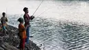 Warga memancing ikan di Danau Setu Babakan di Jagakarsa, Jakarta, Minggu (11/6). Memancing menjadi kegiatan warga sekitar Setu untuk mengisi waktu Ngabuburit. (Liputan6.com/Yoppy Renato)