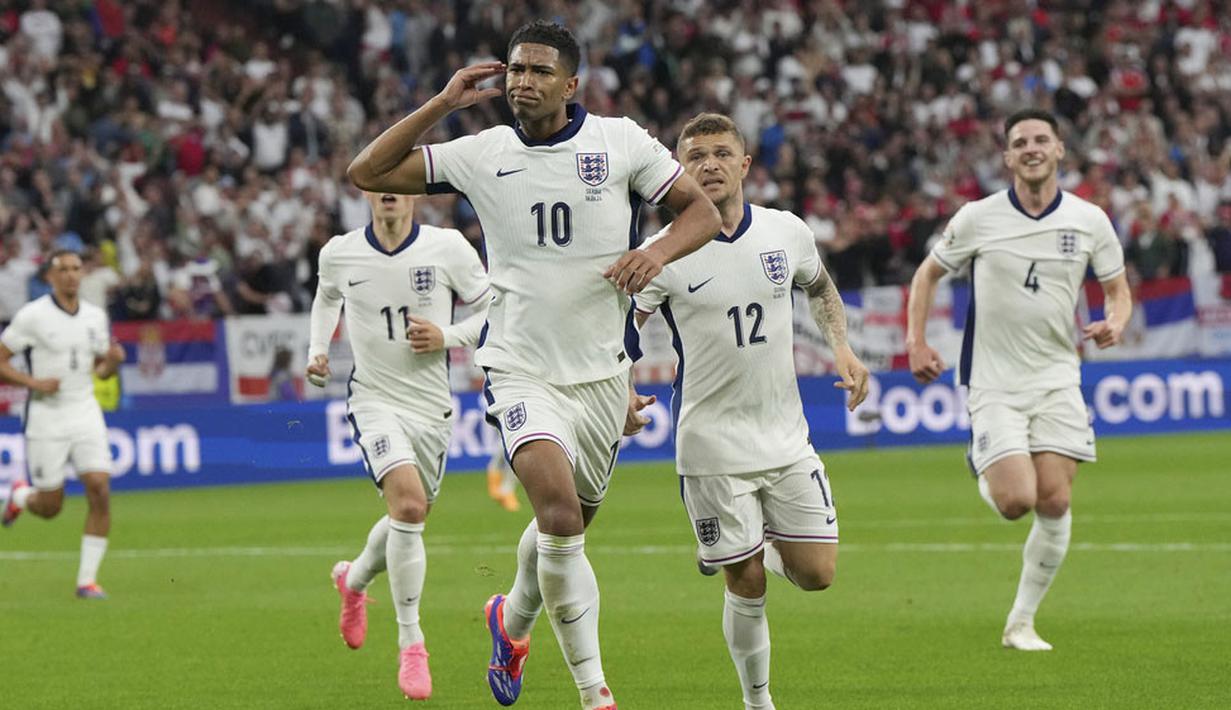 Pemain Inggris, Jude Bellingham, melakukan selebrasi setelah mencetak gol ke gawang Serbia pada laga Grup C Euro 2024 di Veltins Arena hari Senin (17/06/2024). (AP/Martin Meissner)