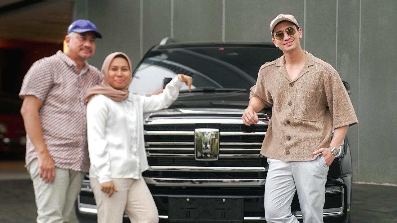 Verrell Baramsta Hadiahi Ibu Sambung Mobil Mewah