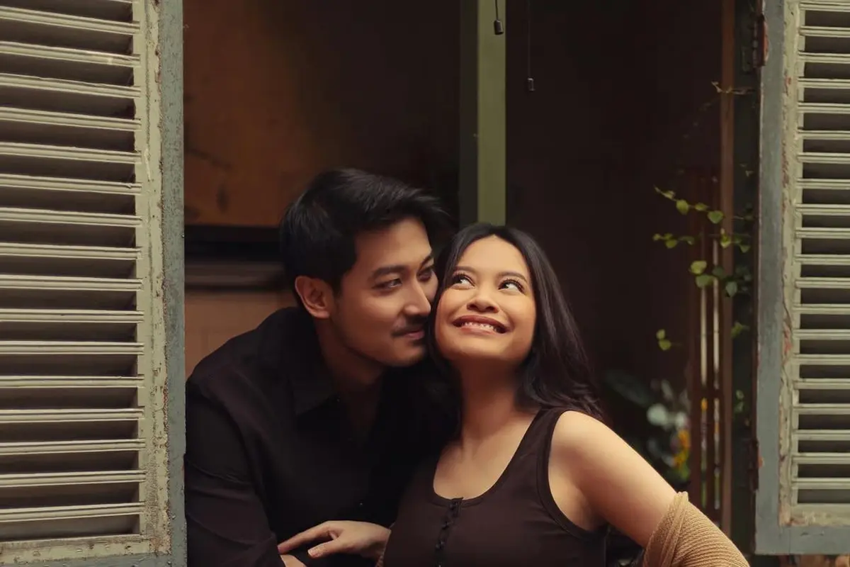 2 Tahun Menikah, Hanggini Umumkan Kehamilan Anak Pertama Lewat Pemotretan Maternity yang Kasual dan Elegan