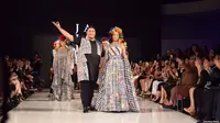 Sentuhan Kain Tradisional Desainer Tanah di LA Fashion Week