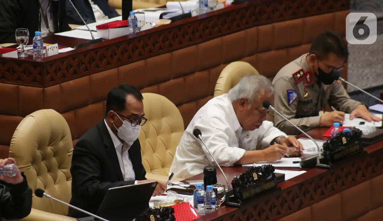 Menhub Budi Karya Sumadi bersama Menteri PPUPR Basuki Hadimuljono dan Kepala Korps Lalu Lintas Polri Irjen Pol Firman Santyabudi menyampaikan pemaparan dalam Rapat Kerja/Rapat Dengar Pendapat dengan Komisi V DPR RI di Kompleks Parlemen, Jakarta, Senin (20/6/2022). (Liputan6.com/Angga Yuniar)