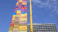 Sebuah menara LEGO sedang dibangun untuk mencoba memecahkan rekor dunia di Lapangan Rabin di Tel Aviv, Israel, Rabu (27/12). Menara setinggi 36 meter juga bertujuan untuk memecahkan Guinness World Record. (AFP Photo/Jack Guez)