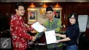 Calon Walikota Tangerang Selatan (Tangsel) Ikhsan Modjo dan Li Claudia Chandra menunjukan berkas laporan terkait dugaan penggelembungan Daftar Pemilih Sementara (DPS) di Kantor KPU Pusat, Jakarta, Selasa (29/9/2015). (Liputan6.com/Helmi Afandi)