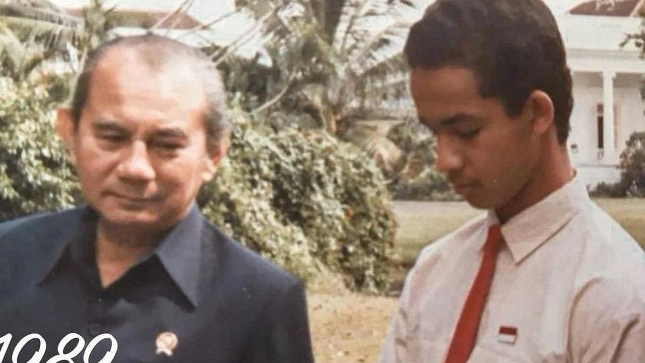 Dalam foto, tampak Anies muda tampil dengan mengenakan seragam sekolah berdiri di sebelah Emil.