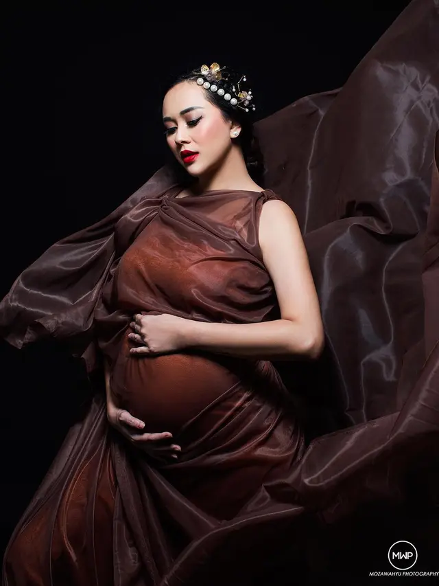 Maternity shoot ala seleb Tanah Air.