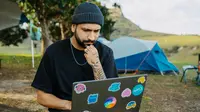 Ilustrasi Stiker di Laptop