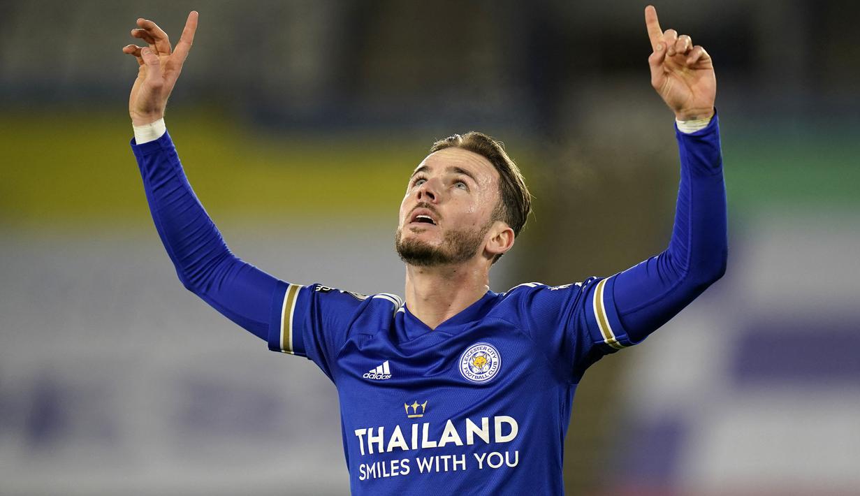 James Maddison membuat Manchester United gigit jari terkait perburuannya. Pemain berkebangsaan Inggris tersebut resmi memperpanjang kontraknya bersama Leicester City. (Foto: AFP/Tim Keeton)