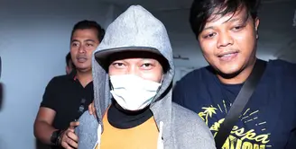 Rapper Iwa K kembali mendatangi kantor BNN guna menjalani pemeriksaan lanjutan assesment, Rabu (3/5/2017) siang. Sebelumnya, rapper ini juga menjalani pemeriksaan di kantor BNN terkait narkoba. (Deki Prayoga/Bintang.com)