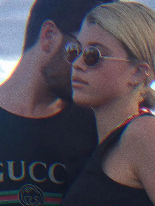 Kejutan yang diberikan Scott saat itu berupa sebuah piring yang bertuliskan ‘Congratulations Scott dan Sophia!”. Piring tersebut terbuat dari cokelat, dan kemudian dipamerkan dalam akun Instagram milik fans dari Scott. (Instagram/richieupdates)