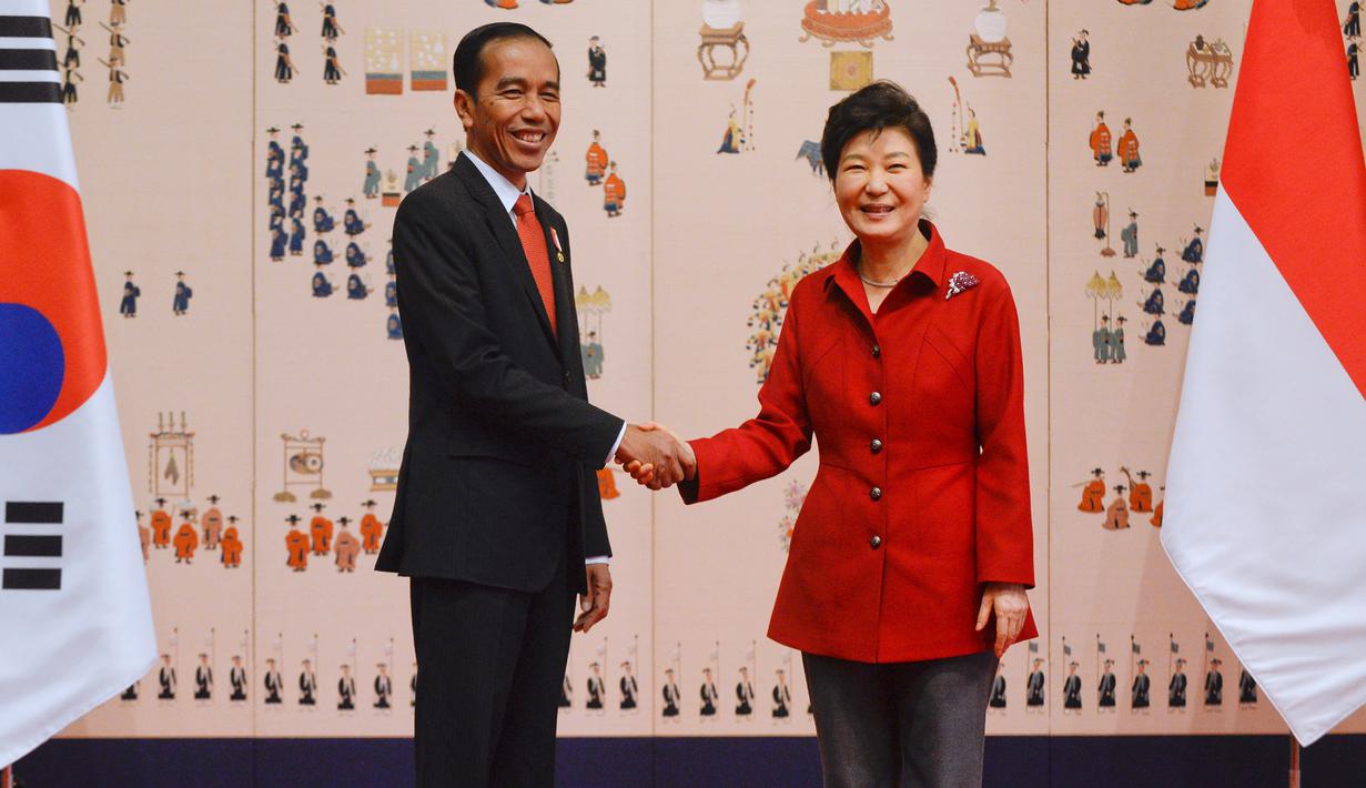 Presiden RI, Joko Widodo berjabat tangan dengan Selatan Park Geun-hye di Blue House, Korea Selatan (16/5). Jokowi dan Presiden Park melakukan pertemuan bilateral, termasuk untuk membahas 7 nota kesepahaman. (AFP PHOTO/KIM HONG-JI)