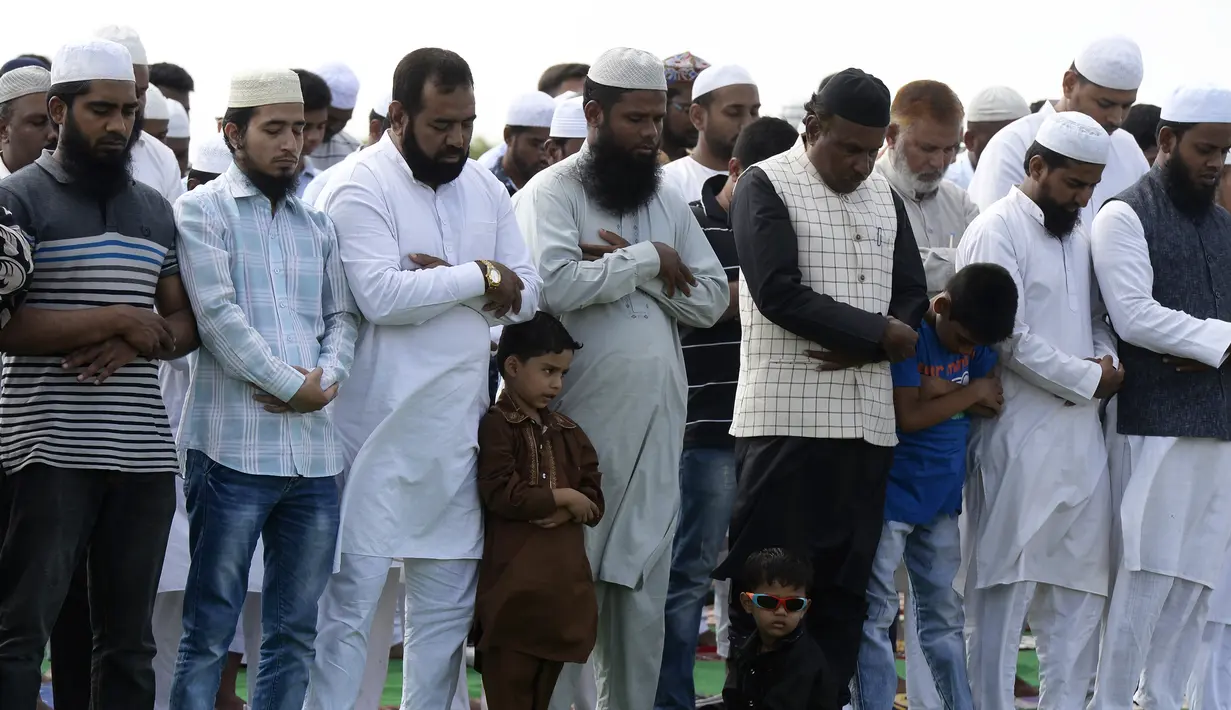 Umat Muslim India melaksanakan salat khusus untuk memohon hujan di depan Danau Himayat Sagar di Hyderabad, India, Minggu (21/7/2019).Dampak angin muson mengakibatkan hasil panen pertanian musiman warga berkurang karena pengaruh kemarau yang panjang. (AFP Photo/Noah Seelam)