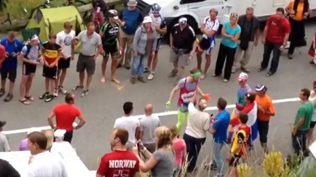 Tour de France Diwarnai Pertengkaran Antar Penonton