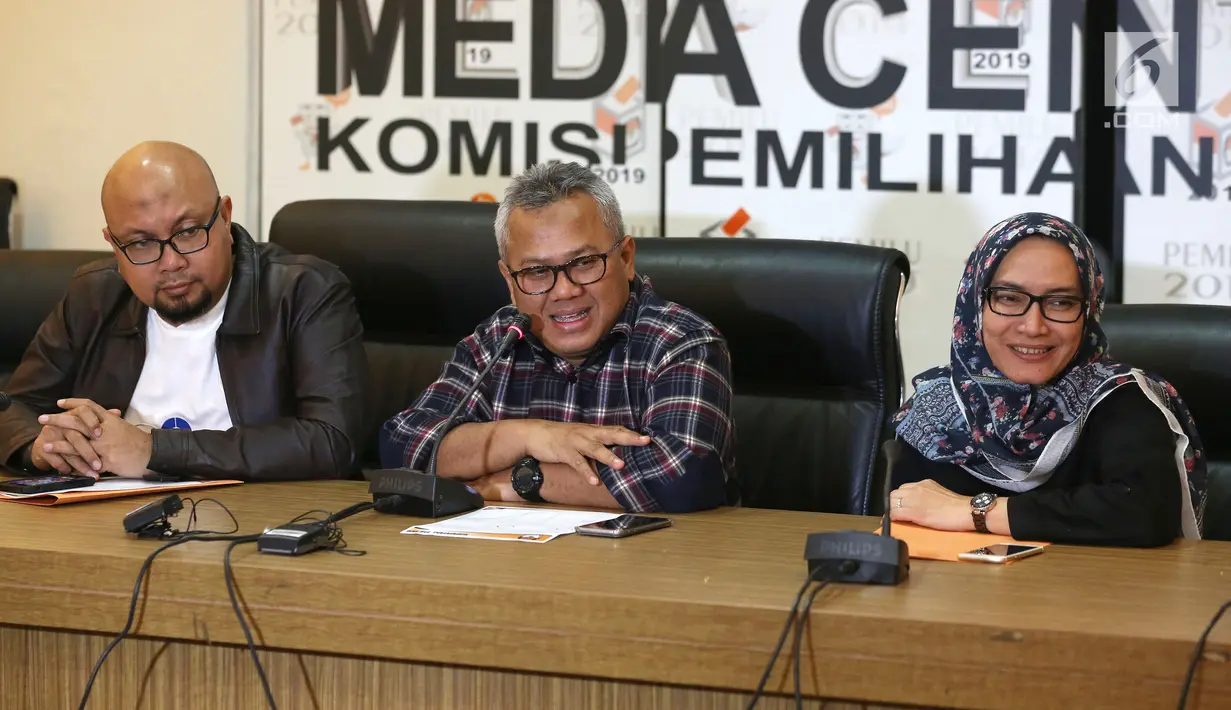 Ketua KPU Arief Budiman (tengah) saat jumpa pers di kantor KPU, Jakarta, Minggu (8/7). KPU RI menerima hasil rekapitulasi perolehan suara dari 111 daerahi yang menyelenggarakan pilkada 27 Juni. (Liputan6.com/Herman Zakharia)