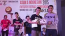 Freestyler, Mathias Andriyadi menerima piagam dari Presiden Freestyle Indonesia Bayu Aditya usai menang pada Indonesia Freestyle Football Championship 2015 di Mall Pluit Village, Jakarta, Sabtu (14/11/2015). (Bola.com/Vitalis Yogi Trisna)