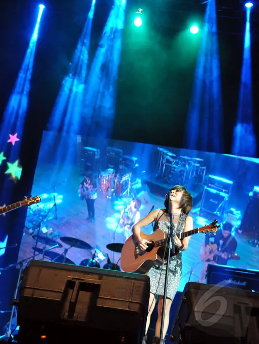 Penampilan vokalis D'Cinnamons, Diana saat di Taman Ismail Marzuki, Jakarta, Rabu (22/4/2015). D'Cinnamons cukup dikenal setelah merilis single Ku Yakin Cinta dan Loving You di album perdana berjudul Good Morning pada 2007. (Liputan6.com/Panji Diksana)