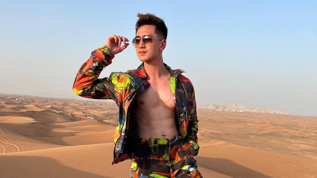 Liburan ke Dubai, Verrell Bramasta Pamer Otot Perut di Gurun Pasir