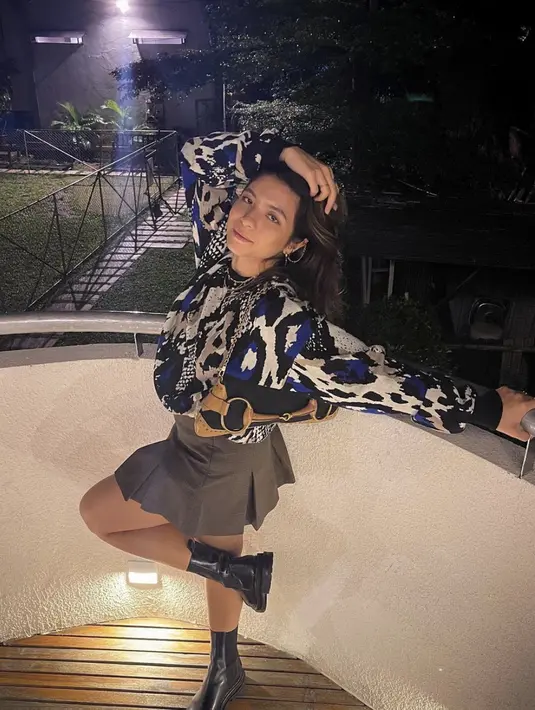 Tampilan gaya saat weekend bisa dioptimalkan dengan mini skirt dan sweater. Paduan boots hadirkan statement tersendiri pada gaya. [Foto: Instagram/ sharazaaa]