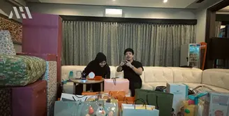 Aurel Hermansyah dan Atta Halilintar buka kado (Youtube/AH)